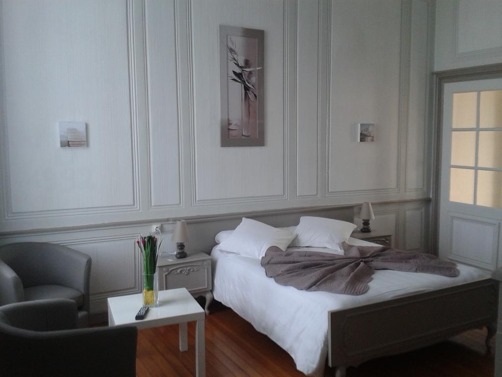 Le Chateau De Buchy Room photo